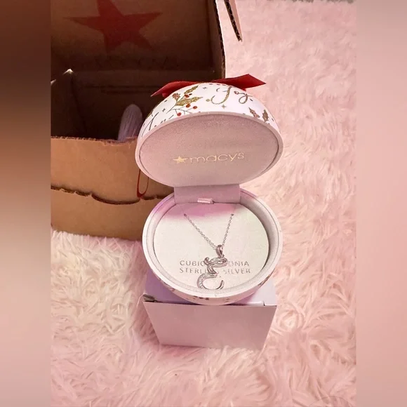 Initial necklace ornament letter E perfect for a Christmas gift 😊 - Picture 5 of 5